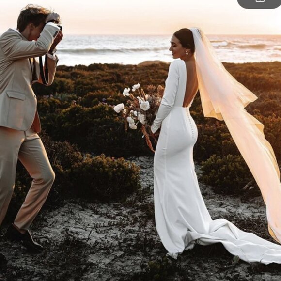 New Elegant Long Sleeve Mermaid Bridal Gown with Long Sleeves and Open Back